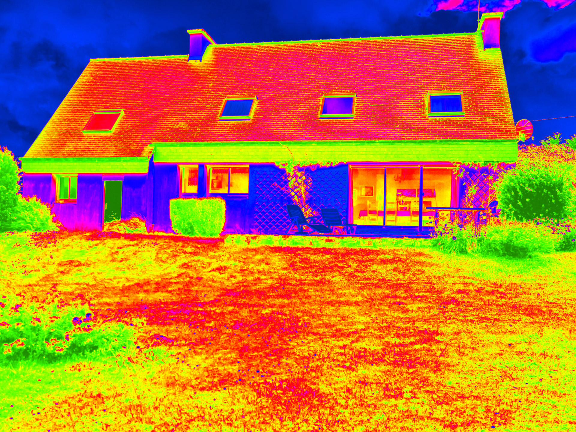 thermal-image-of-roof-in-summer-heat